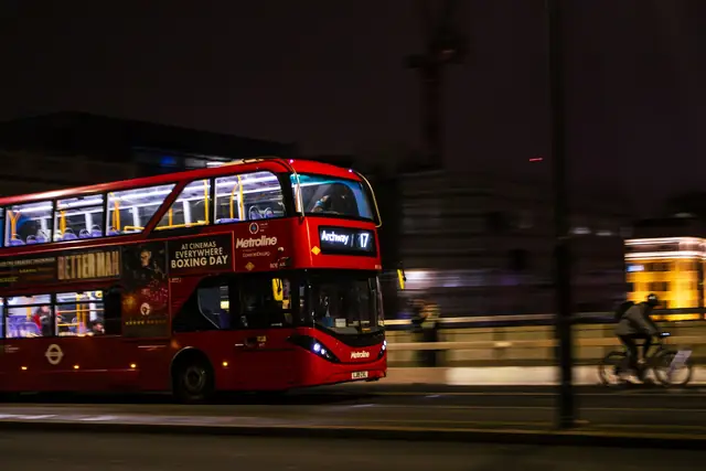Rode dubbeldekkerbus in Londen bij nacht