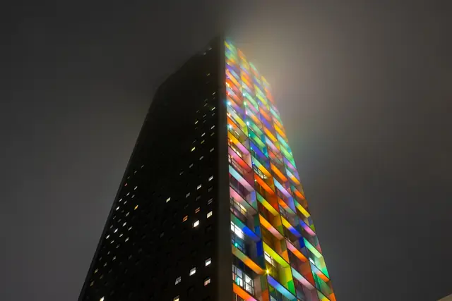 Verlichte woontoren in de nacht