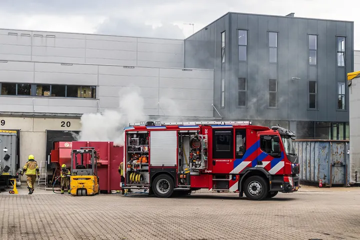 Rook boven het bedrijventerrein