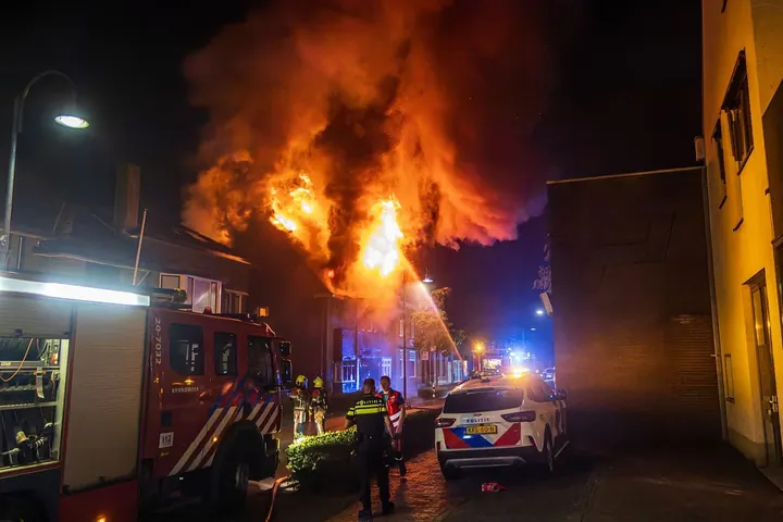 Grote brand bij nacht