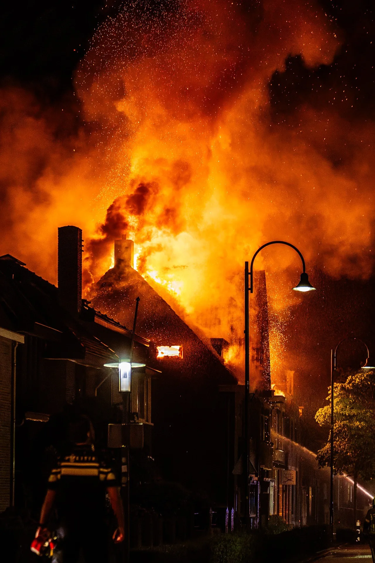 Grote brand bij nacht